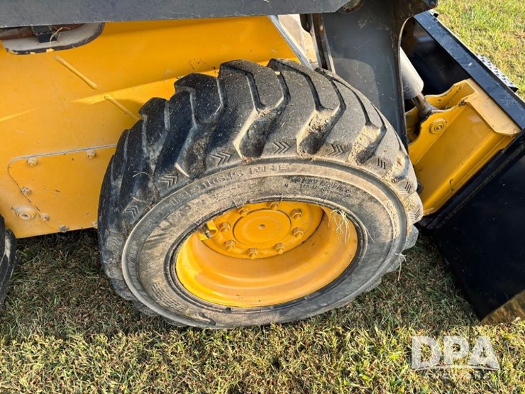 2010-deere-318d-image-32
