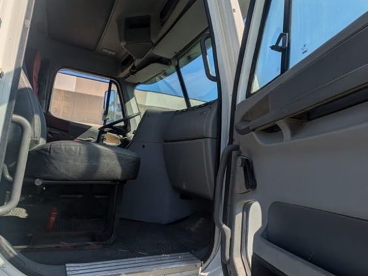 2003-freightliner-fld120-image-17