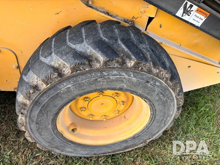 2010-deere-318d-image-21