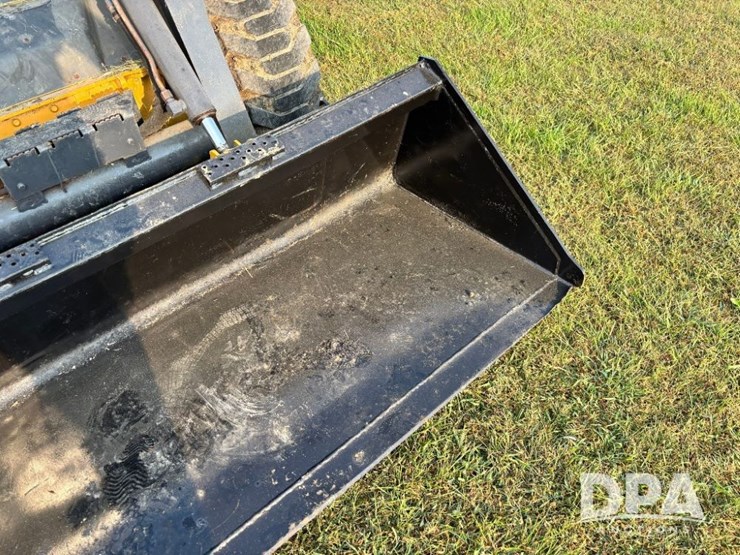 2010-deere-318d-image-14