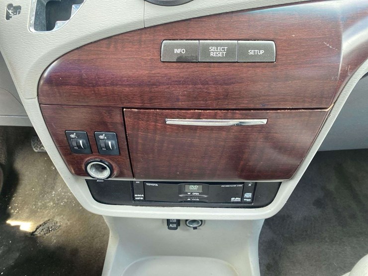 2011-toyota-sienna-image-20