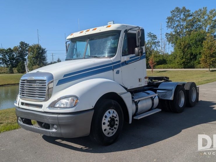2003-freightliner-fld120-image-2