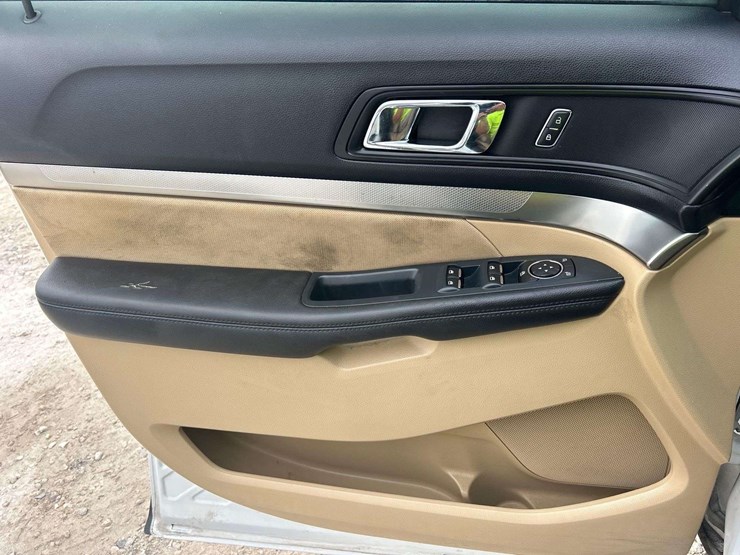 2016-ford-explorer-image-11
