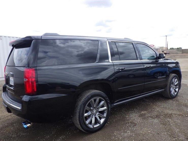 2015-chevrolet-suburban-image-3