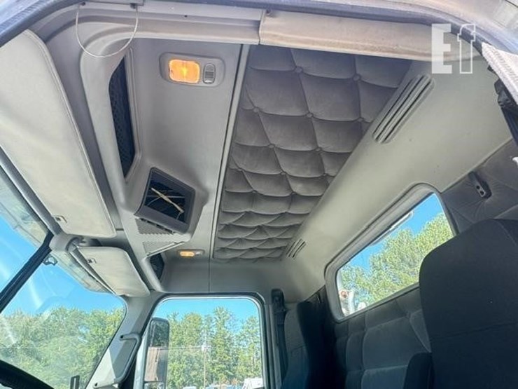 2015-freightliner-columbia-120-image-9