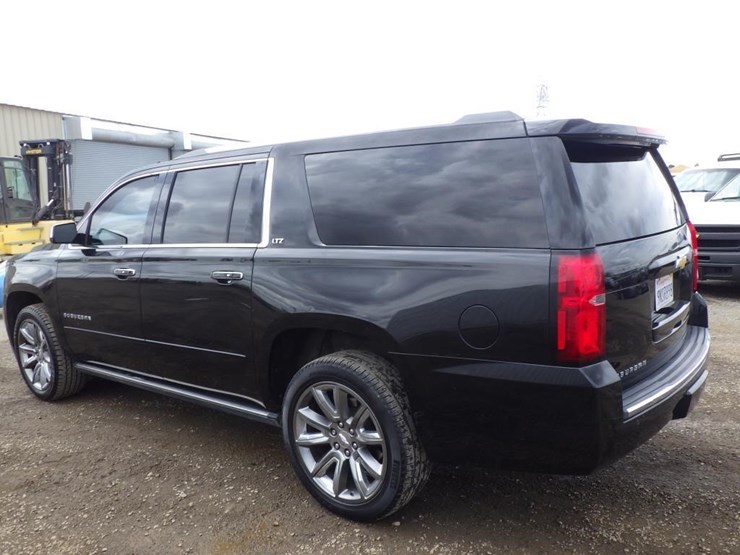 2015-chevrolet-suburban-image-4