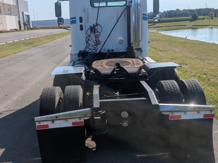 2003-freightliner-fld120-image-9