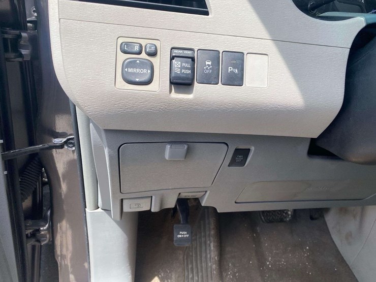 2011-toyota-sienna-image-14