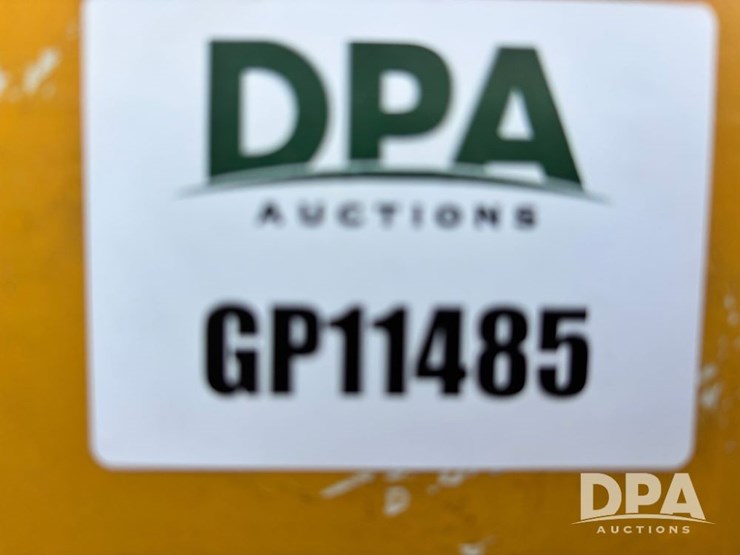 2010-deere-318d-image-38