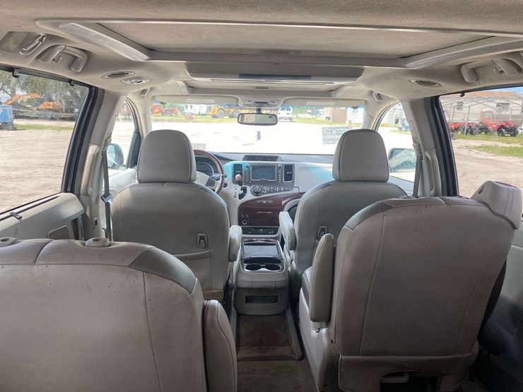 2011-toyota-sienna-image-28