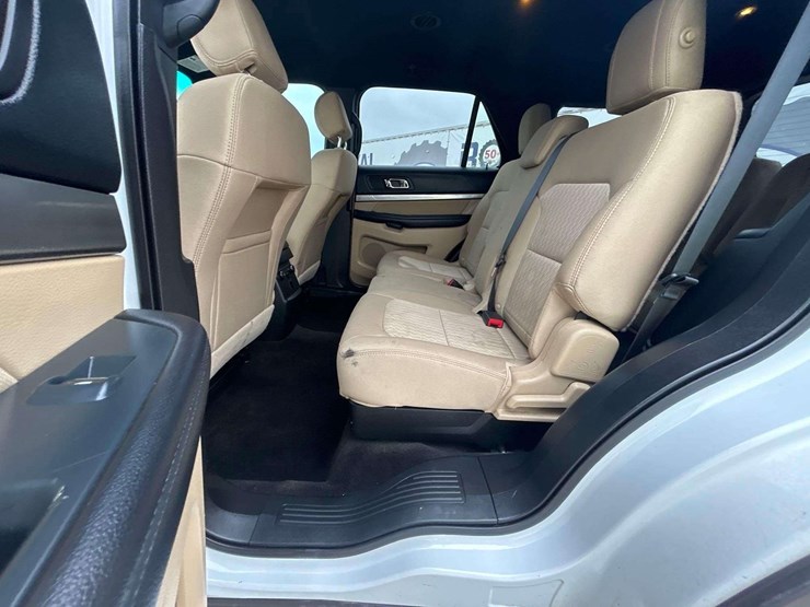 2016-ford-explorer-image-19