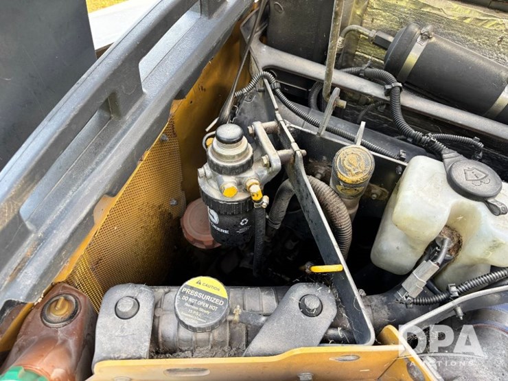 2010-deere-318d-image-29