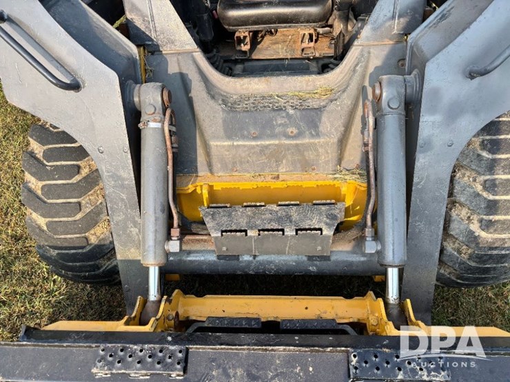 2010-deere-318d-image-16