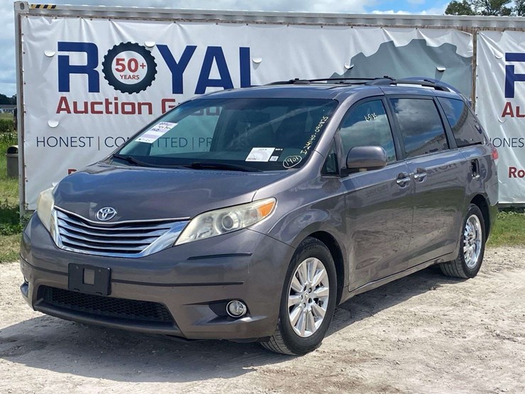 2011-toyota-sienna-image-1