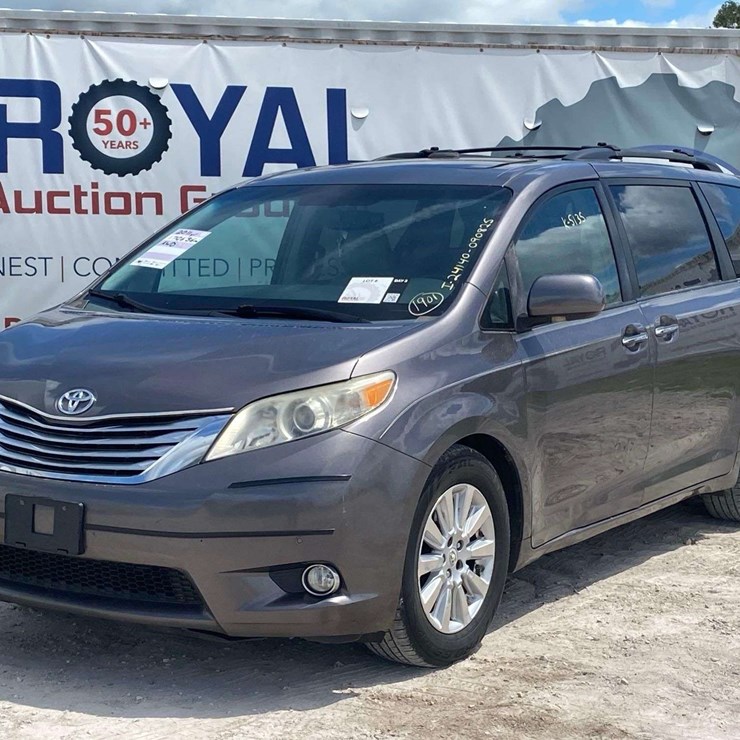 2011 TOYOTA SIENNA