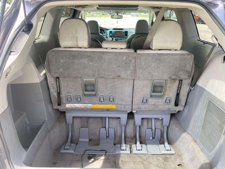 2011-toyota-sienna-image-27