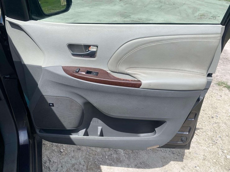 2011-toyota-sienna-image-29