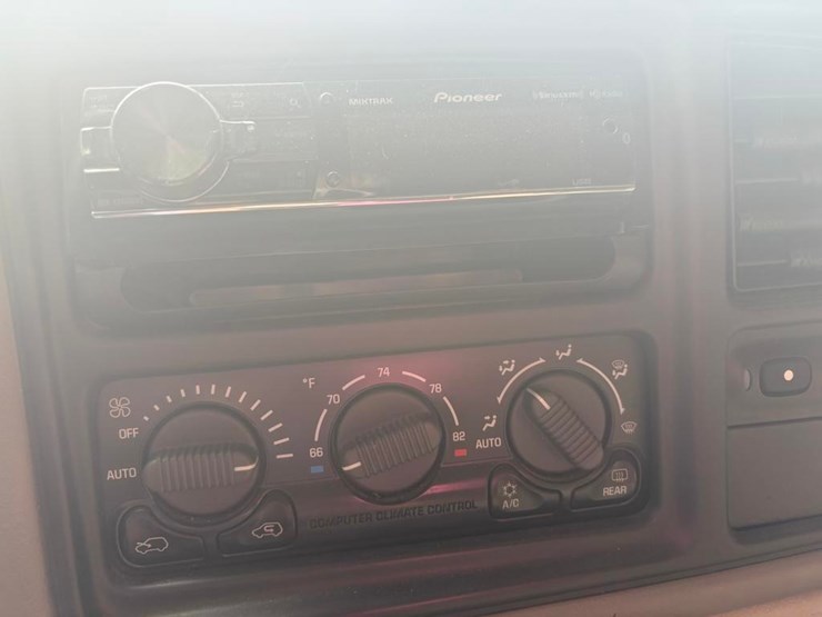2001-chevrolet-suburban-image-16