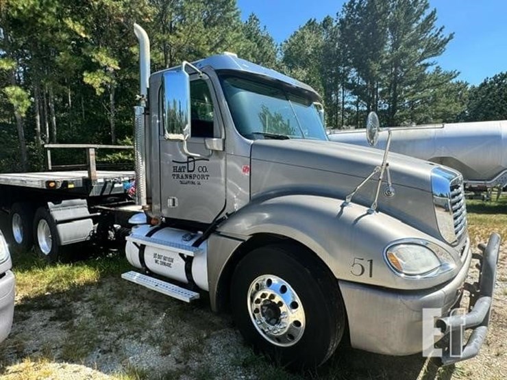 2015-freightliner-columbia-120-image-3