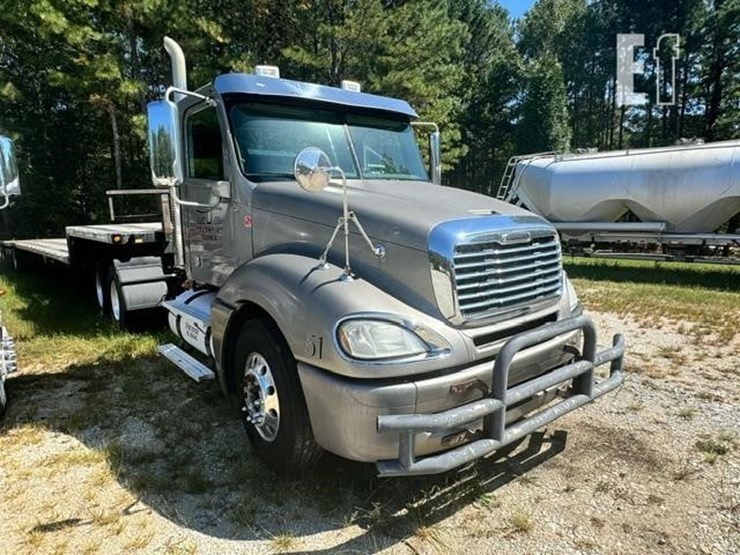 2015-freightliner-columbia-120-image-2