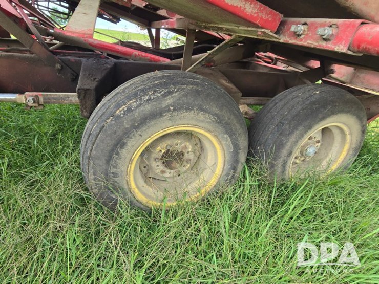 new-holland-1034-image-6
