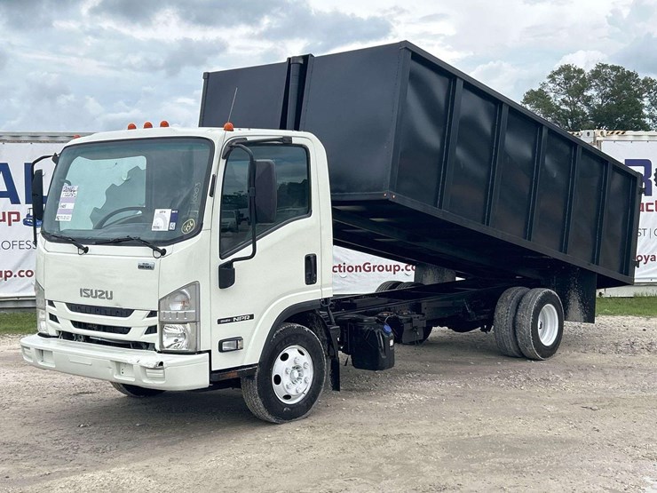 2016-isuzu-npr-image-1