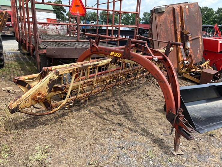 new-holland-258-image-3