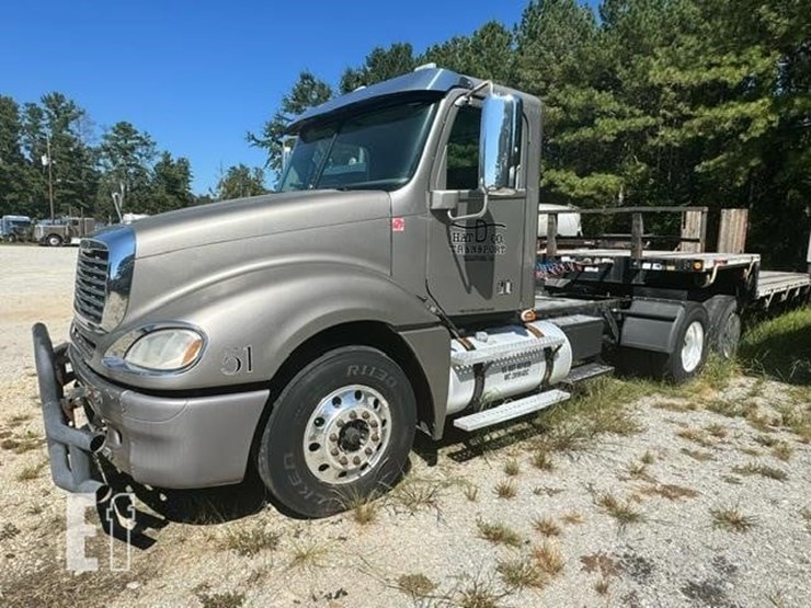 2015-freightliner-columbia-120-image-1