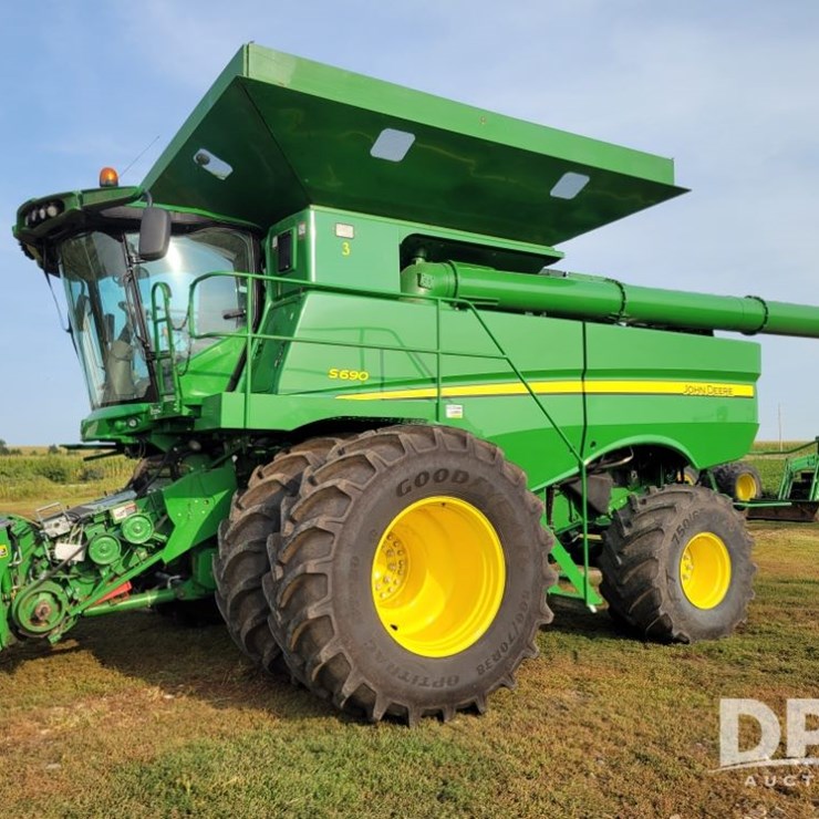 JOHN DEERE S690