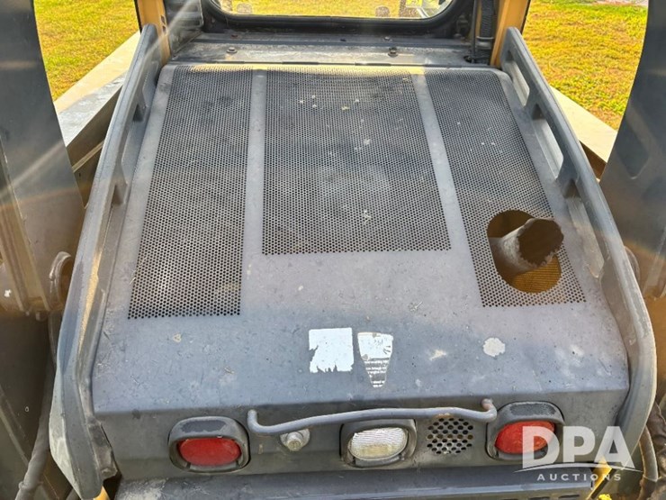 2010-deere-318d-image-25
