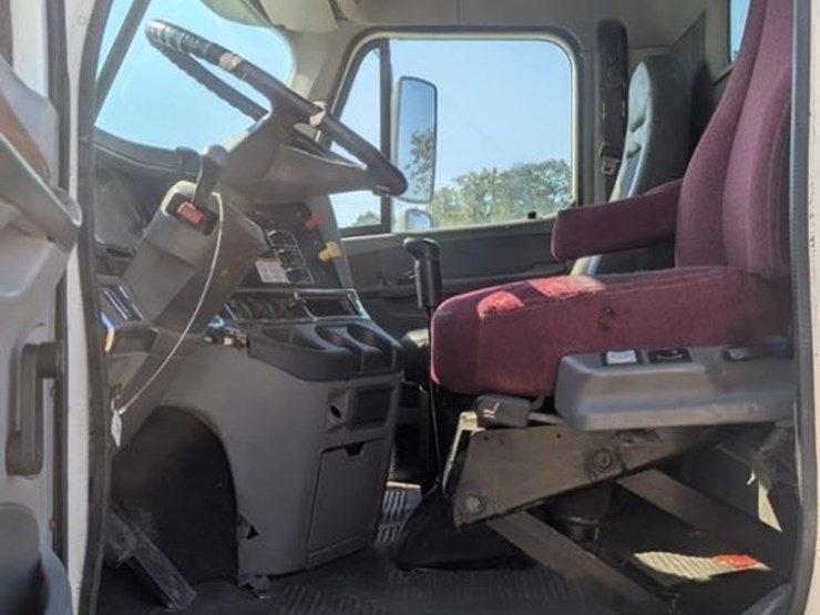 2003-freightliner-fld120-image-18