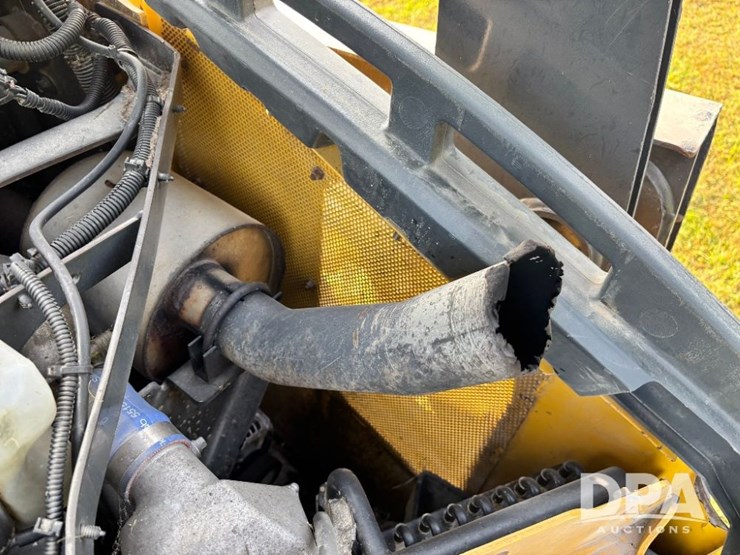 2010-deere-318d-image-28