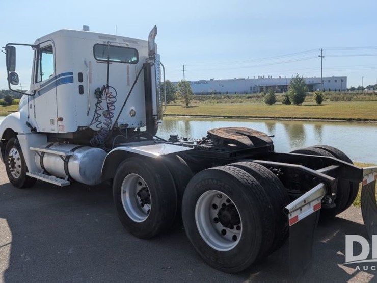 2003-freightliner-fld120-image-6