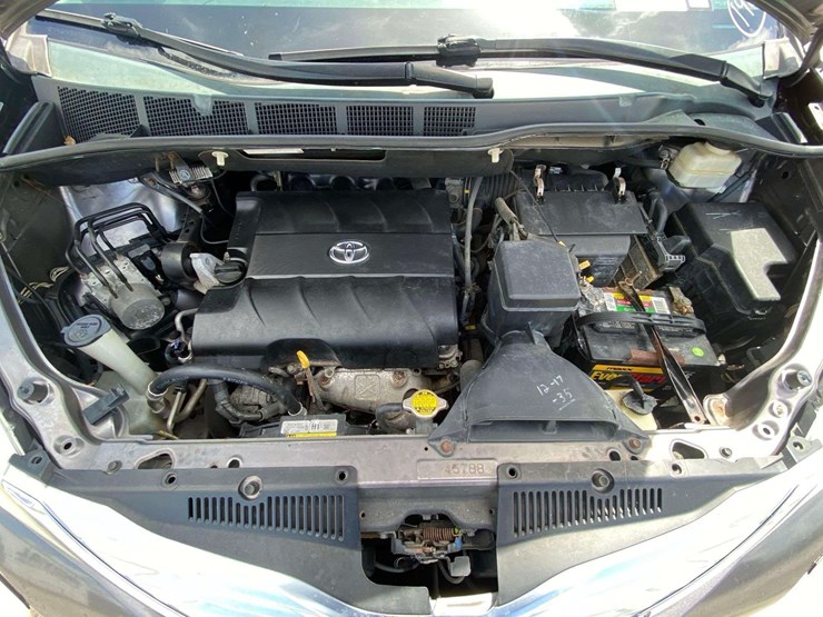 2011-toyota-sienna-image-7