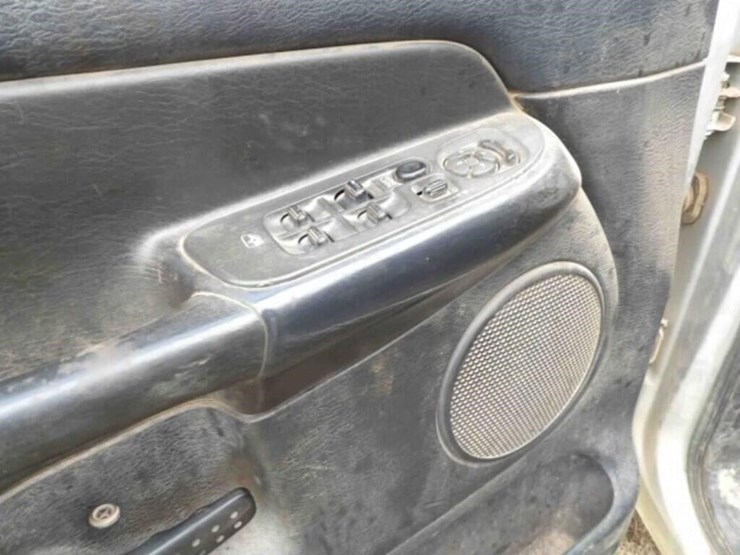 2004-dodge-ram-3500-image-30