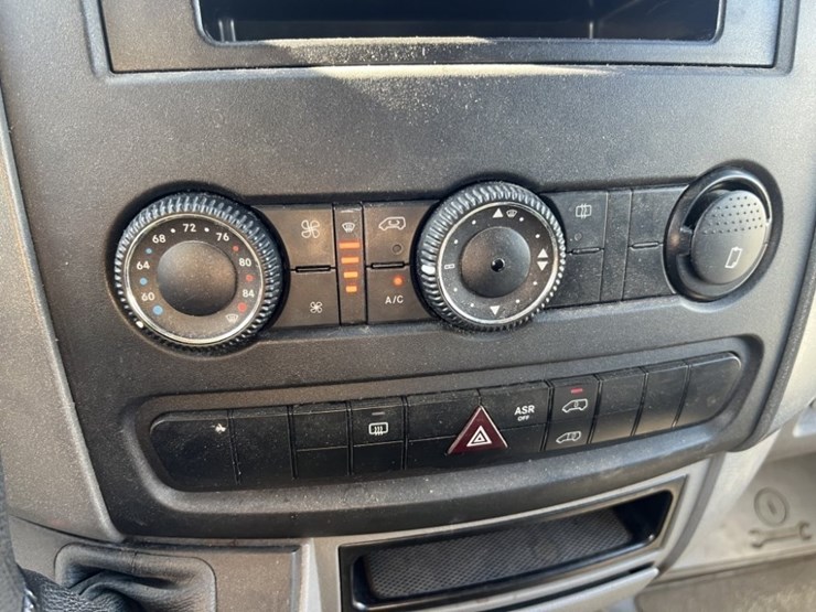 2013-freightliner-sprinter-2500-image-30