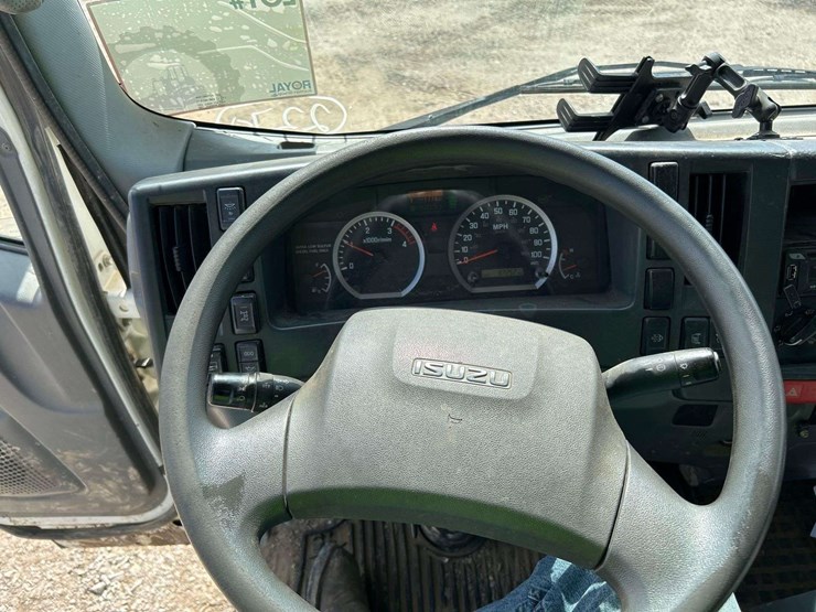 2020-isuzu-npr-image-13