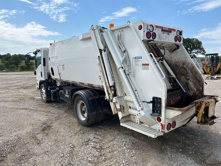 2020-isuzu-npr-image-2