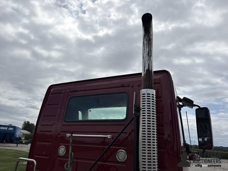 2015-volvo-vn-image-14