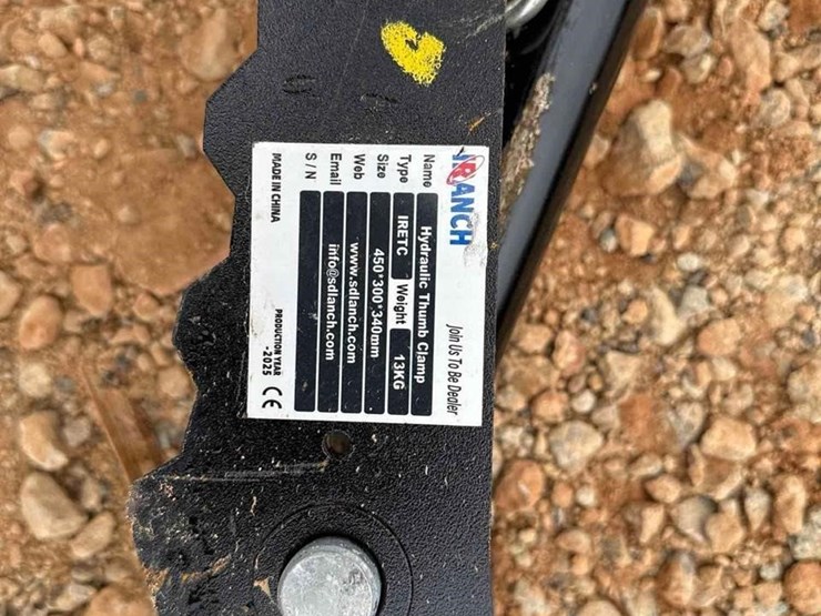 iranch-mini-excavator-hydraulic-thumb-clamp-image-2