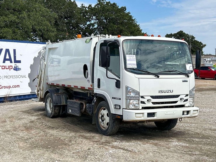 2020-isuzu-npr-image-4