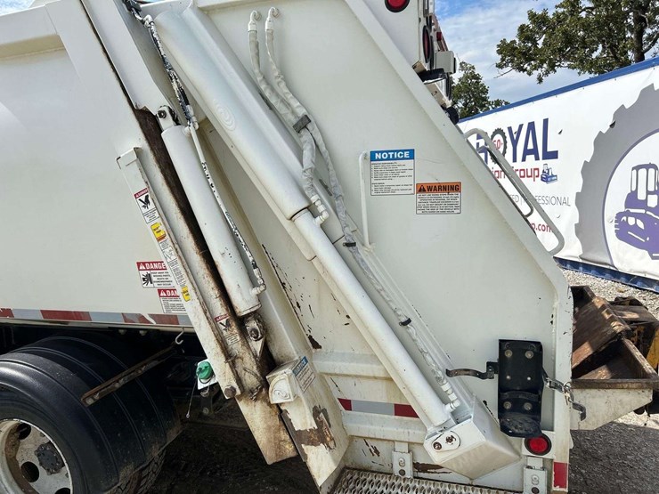 2020-isuzu-npr-image-18