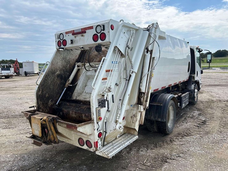 2020-isuzu-npr-image-3