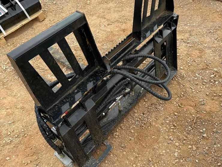 skid-steer-hydraulic-fork-attachment-image-2