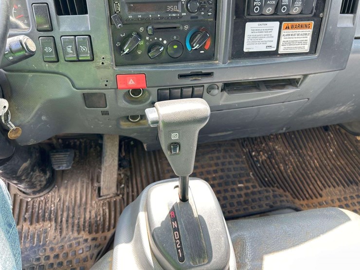 2020-isuzu-npr-image-15