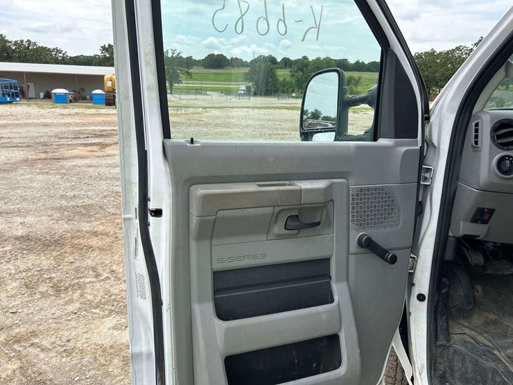 2015-ford-e350-image-10