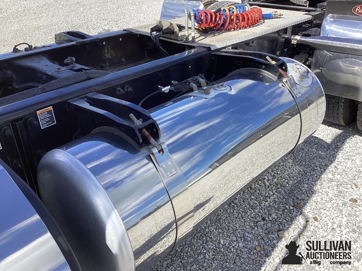 2019-peterbilt-579-image-16