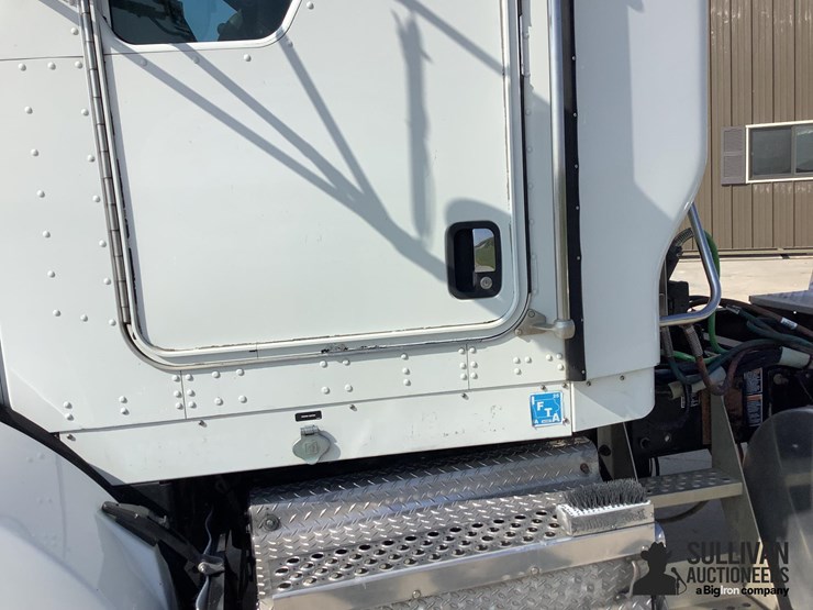 2013-kenworth-t800-image-16