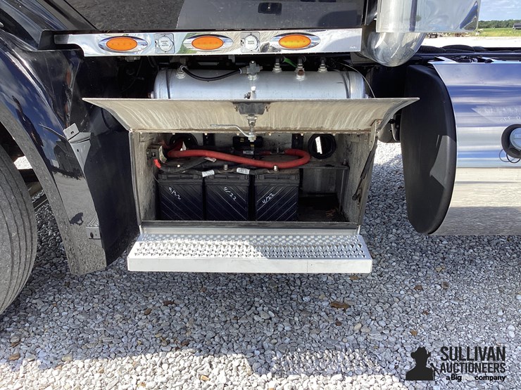 2019-peterbilt-579-image-12