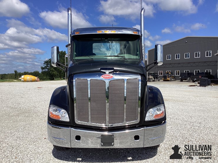 2019-peterbilt-579-image-2